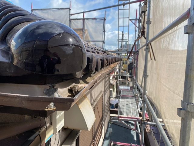 高砂市で雹害に遭った軒樋を撤去